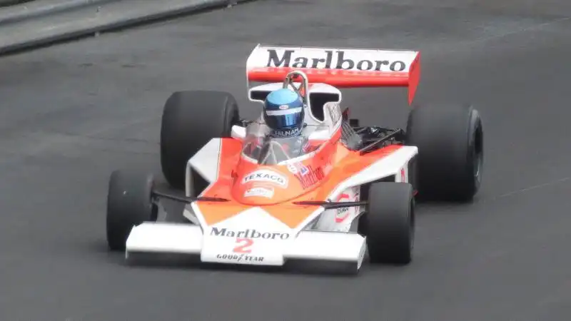 Una McLaren con il numero 2