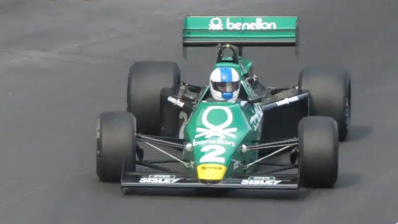 Tyrrell, con sponsor italianissimo anche in questo caso: Benetton