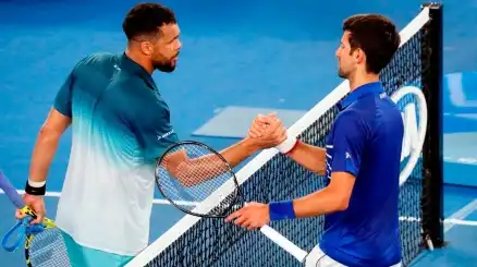 Novak Djokovic saluta Jo-Wilfried Tsonga che si ritirerà dopo il Roland Garros