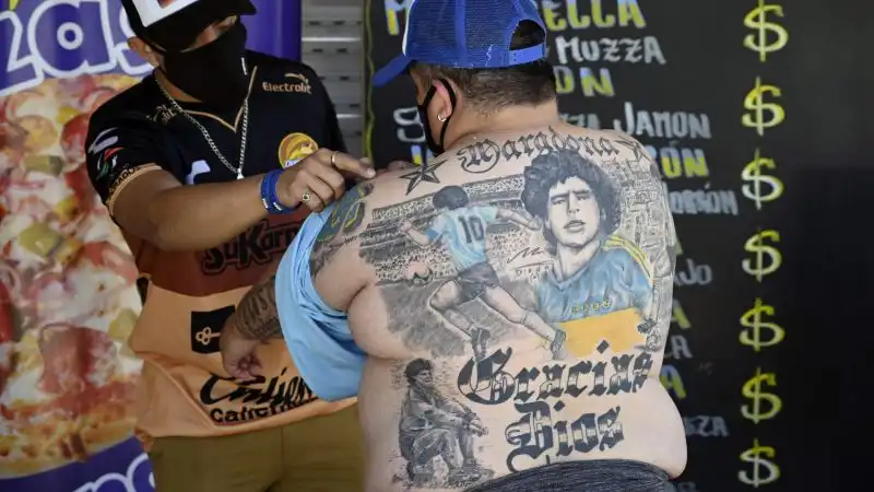 Immancabile l'omaggio a Diego Armando Maradona
