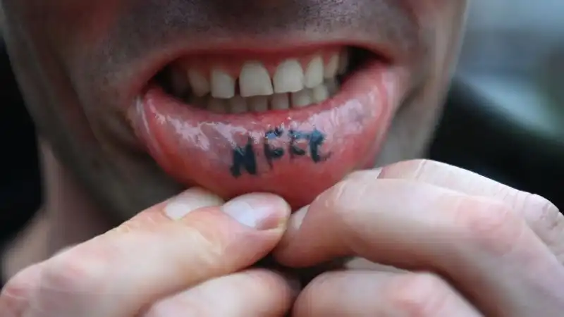 Davvero assurda la posizione scelta da questo tifoso per tatuarsi la sigla del Nottingham Forest