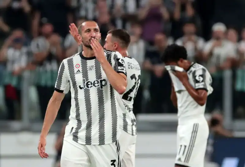 Chiellini 7. Dopo 17 minuti viene sostituito e saluta la sua Juventus.