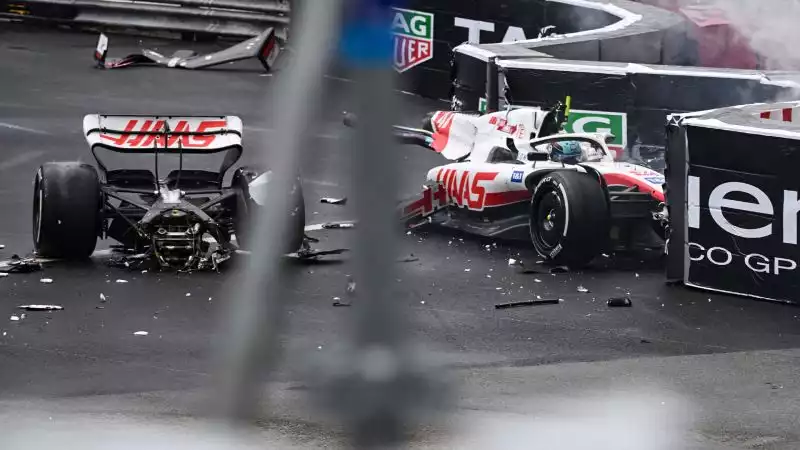 A Monte Carlo la Haas di Mick Schumacher si è spezzata in due