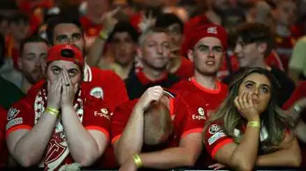Belle e disperate, le foto delle tifose del Liverpool dopo il ko