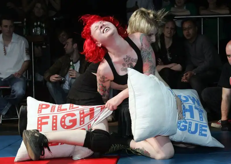 Per la categoria sport strani, oggi vi presentiamo il Pillow Fight