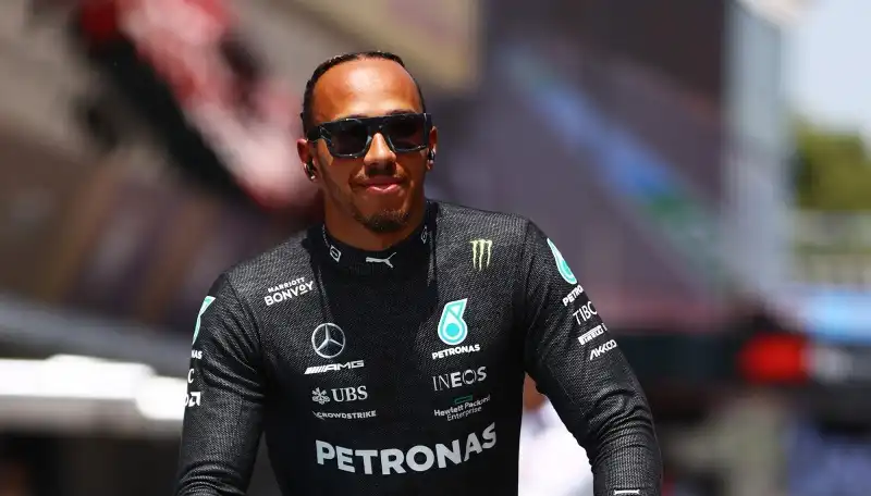 Lewis Hamilton, spuntano i poster con l’ottavo titolo