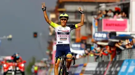 Giro d'Italia: Hirt trionfa all'Aprica. Hindley insidia Carapaz, si stacca Nibali