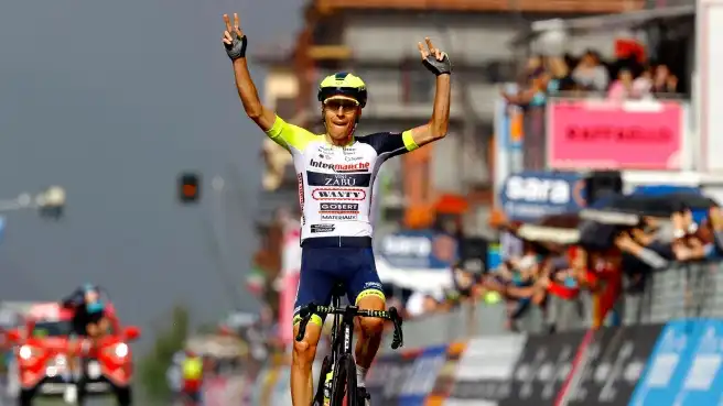 Giro d'Italia: Hirt trionfa all'Aprica. Hindley insidia Carapaz, si stacca Nibali