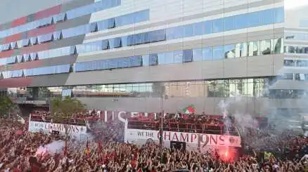Il Milan manda in delirio i propri tifosi: le foto della maxi festa