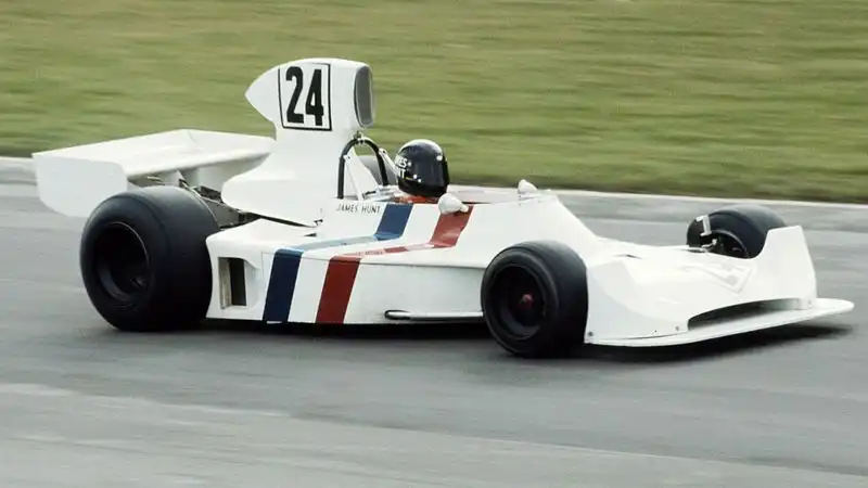 Prima di diventare campione del mondo con la McLaren Hunt corse con la Hesketh: qui è in azione nel 1974
