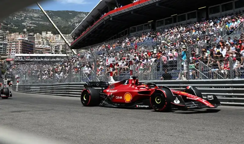 Leclerc in pole, due Ferrari in prima fila