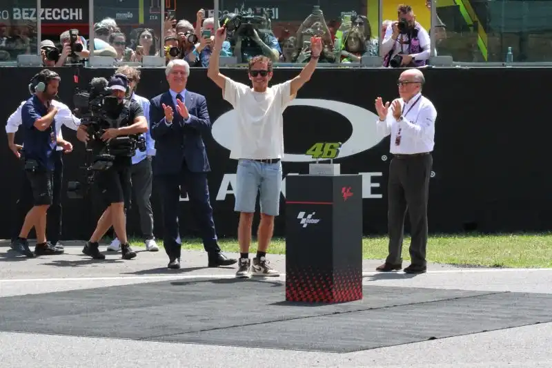 Valentino Rossi ha partecipato al Mugello alla cerimonia del ritiro del suo numero 46. Foto di Fabio Fasanari