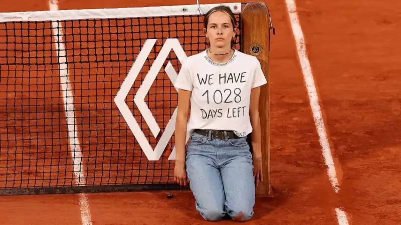 Una ragazza si è legata alla rete al Roland Garros