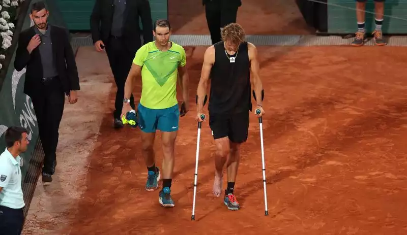 Dopo essere uscito in carrozzina, Zverev è poi rientrato in stampelle, per dare la mano al suo avversario, in finale per la 14esima volta in carriera al Roland Garros.