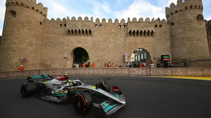 Lewis Hamilton (Mercedes) settimo, 1'42" 924