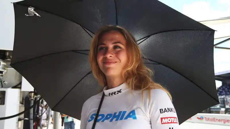 Nel 2016 è diventata la prima donna a conquistare dei punti in Formula 4