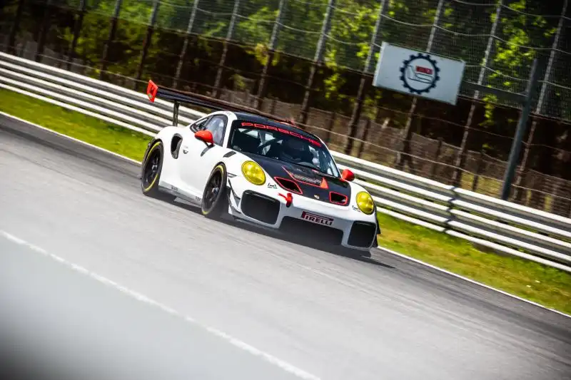 A Monza sono scesi in pista molti piloti con le loro vetture. Foto di Cristian Lovati