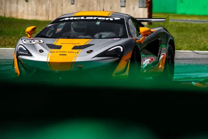 McLaren è scesa in pista con il suo modello GT che partecipa al Pure McLaren GT Series. Foto di Cristian Lovati