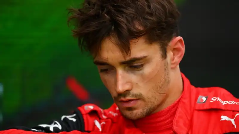A Imola delusione anche per Leclerc: testacoda per il monegasco che finisce contro le barriere. Chiude sesto