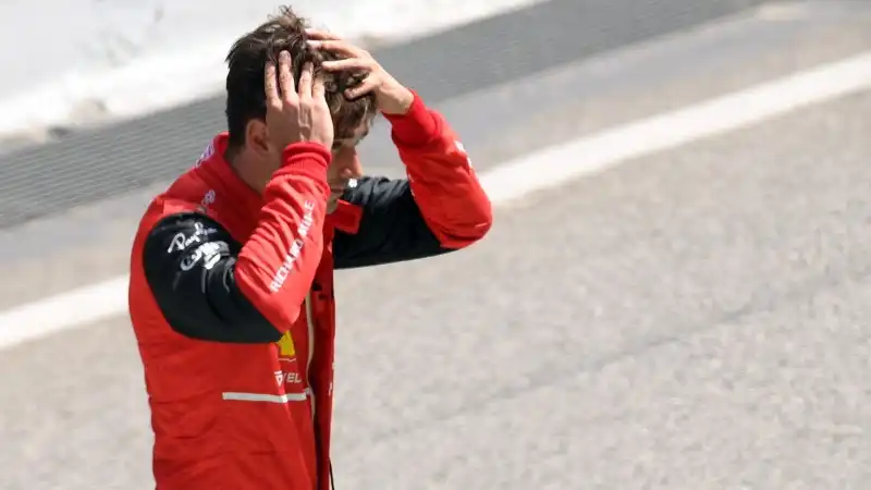 A Barcellona Charles Leclerc viene tradito dalla sua F1-75 ed è costretto al ritiro da leader del Gp