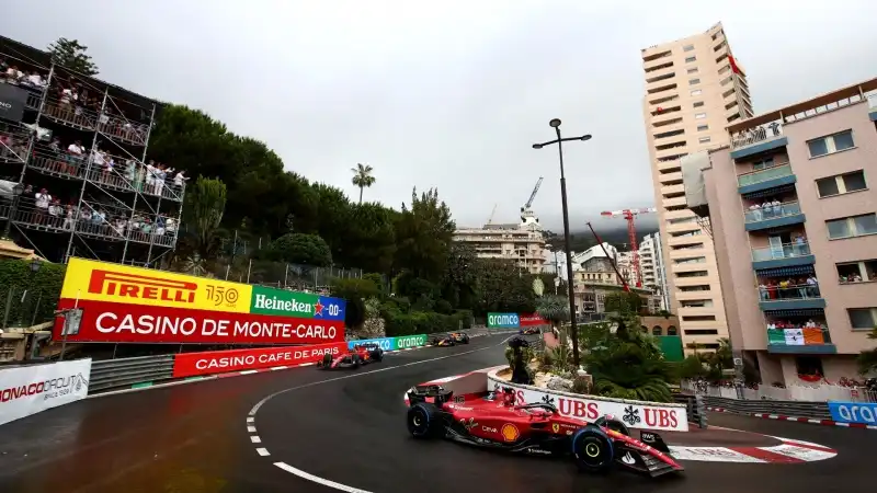 Il muretto della Ferrari richiama Leclerc ai box nel momento sbagliato: pole position dilapidata e quarto posto finale a Monte Carlo