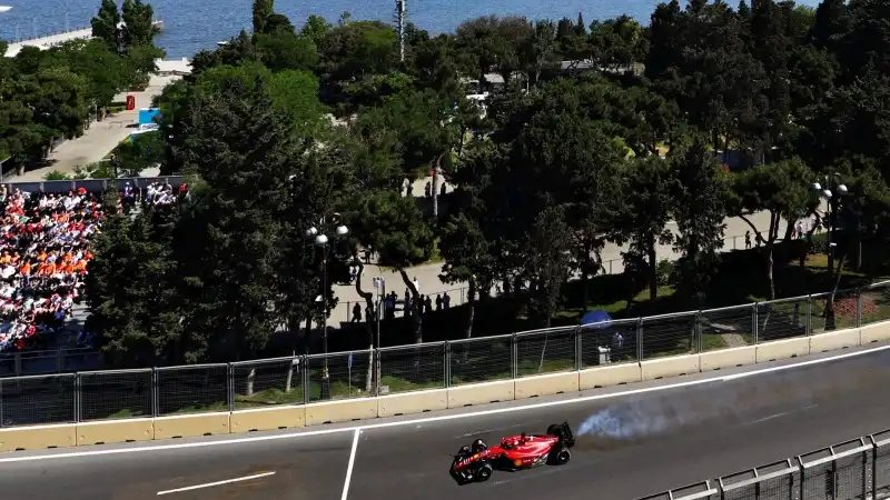 Poi anche Leclerc viene fermato da un problema al motore, quando si trovava in testa, come a Barcellona