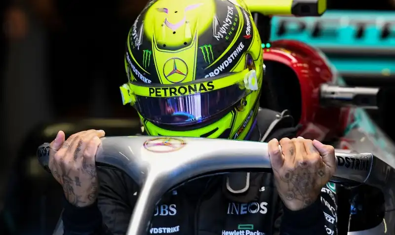 Formula 1, il “calvario” di Lewis Hamilton rende sospettosi Horner e la Red Bull