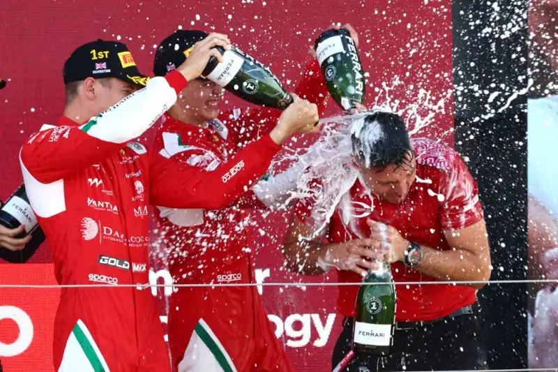 Poche ore prima della partenza della gara di F1 con il fratello Charles, Arthur ha conquistato la sua prima vittoria in Formula 3 in questa stagione