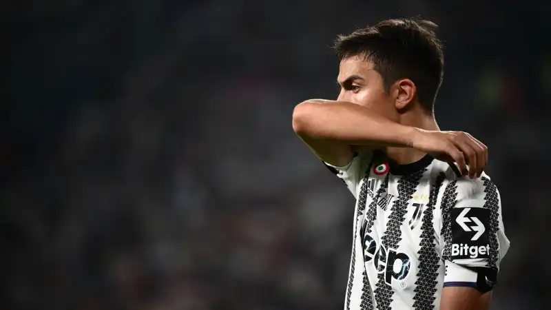 L'accordo con la Juventus alla fine non è arrivato. Dopo un addio con lacrime l'argentino potrebbe restare in Italia dove Inter e Milan sognano di ingaggiarlo