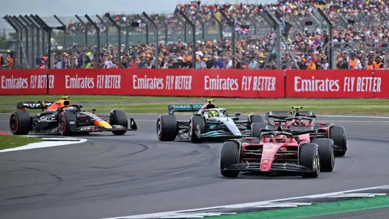 Gara piena di colpi di scena, vinta da Carlos Sainz davanti a Perez e Hamilton