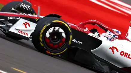 F1, dramma sfiorato a Silverstone: l'Alfa di Guanyu Zhou si ribalta e 'scavalca' le protezioni