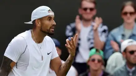 Wimbledon: Kyrgios, scenata con la giudice di sedia e vittoria stentata