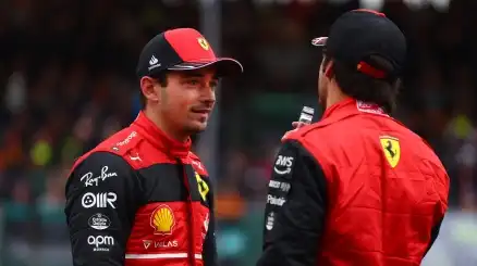 F1: Charles Leclerc rosica per l'errore, Carlos Sainz punta in alto