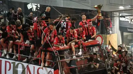 Festa scudetto Milan, quattro giocatori multati per insulti all'Inter