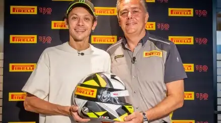 La nuova corona di Valentino Rossi: casco speciale da Pirelli