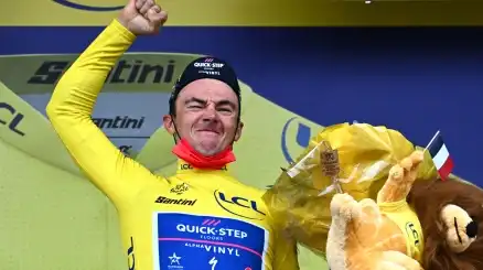 Tour de France, Yves Lampaert prima maglia gialla: bruciato Wout van Aert