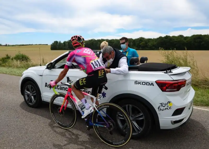 Il ciclista colombiano ha ricevuto dei trattamenti medici durante la gara