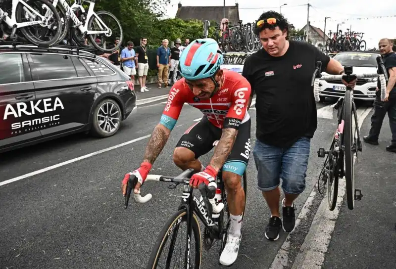 Anche Caleb Ewan ha subito un incidente durante la quinta tappa. Il ciclista australiano del team Lotto Soudal è stato controllato dal personale medico