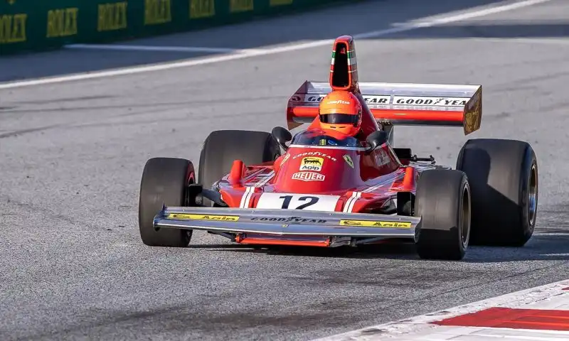 Il figlio di Lauda, Mathias, ha guidato la Ferrari-312B3 del 1974.