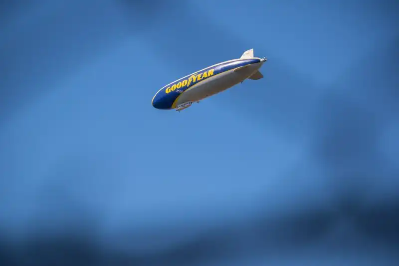 Nei cieli della Brianza è spuntato un dirigibile. Foto di Cristian Lovati