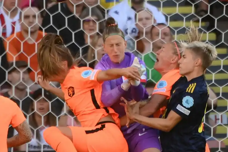 L'estremo difensore delle olandesi nei primi minuti del match con le scandinave è stata protagonista di un duro scontro di gioco