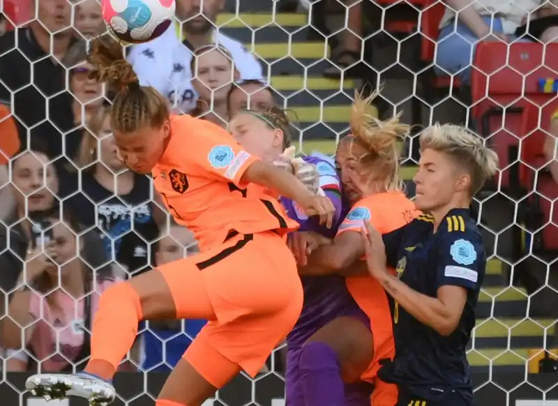 Disavventura per il portiere dell'Olanda Van Veenendaal nella partita degli Europei femminili contro la Svezia