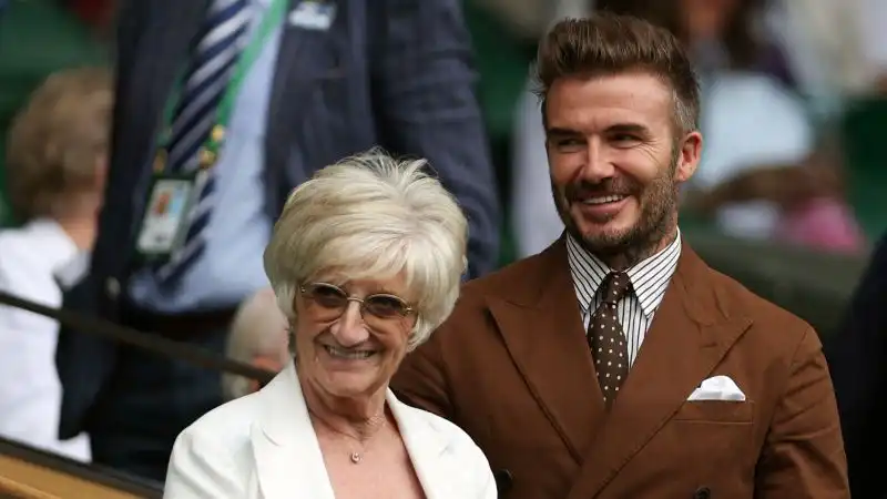 David Beckham si è presentato con la madre, Sandra