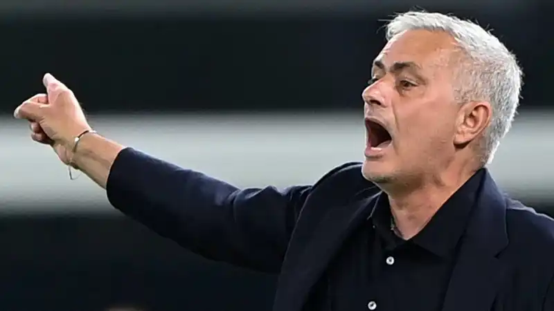 Roma, Josè Mourinho CONFERMATO: il portoghese ha vinto la Conference League e conquistato il piazzamento in Europa League. Si è sicuramente guadagnato la conferma