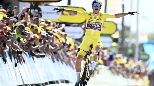 Tour de France, Wout van Aert si prende la rivincita in giallo