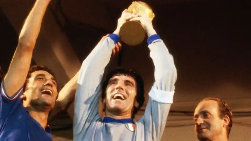 Dino Zoff: capitano di allora, si è poi dato alla carriera da allenatore (Juventus, Lazio, Fiorentina). E' stato anche al timone della Nazionale. Nel 2005 si è ritirato dal mondo del calcio