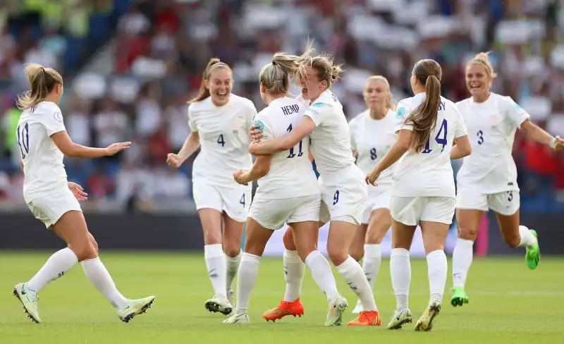 L'Inghilterra padrona di casa agli Europei femminili ha travolto con un perentorio 8-0 le scandinave.