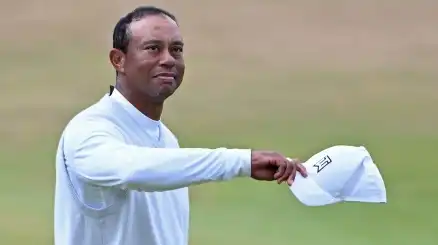 Tiger Woods non passa il taglio e scoppia in lacrime