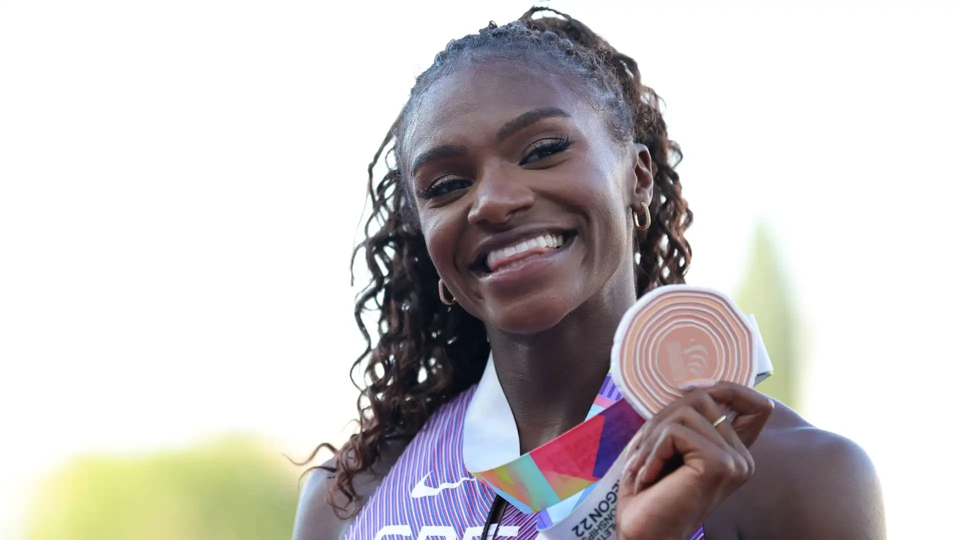 Dina aveva invece ottenuto l'oro proprio nei 200 m, nell'ultimo mondiale disputato, a Doha, in Qatar