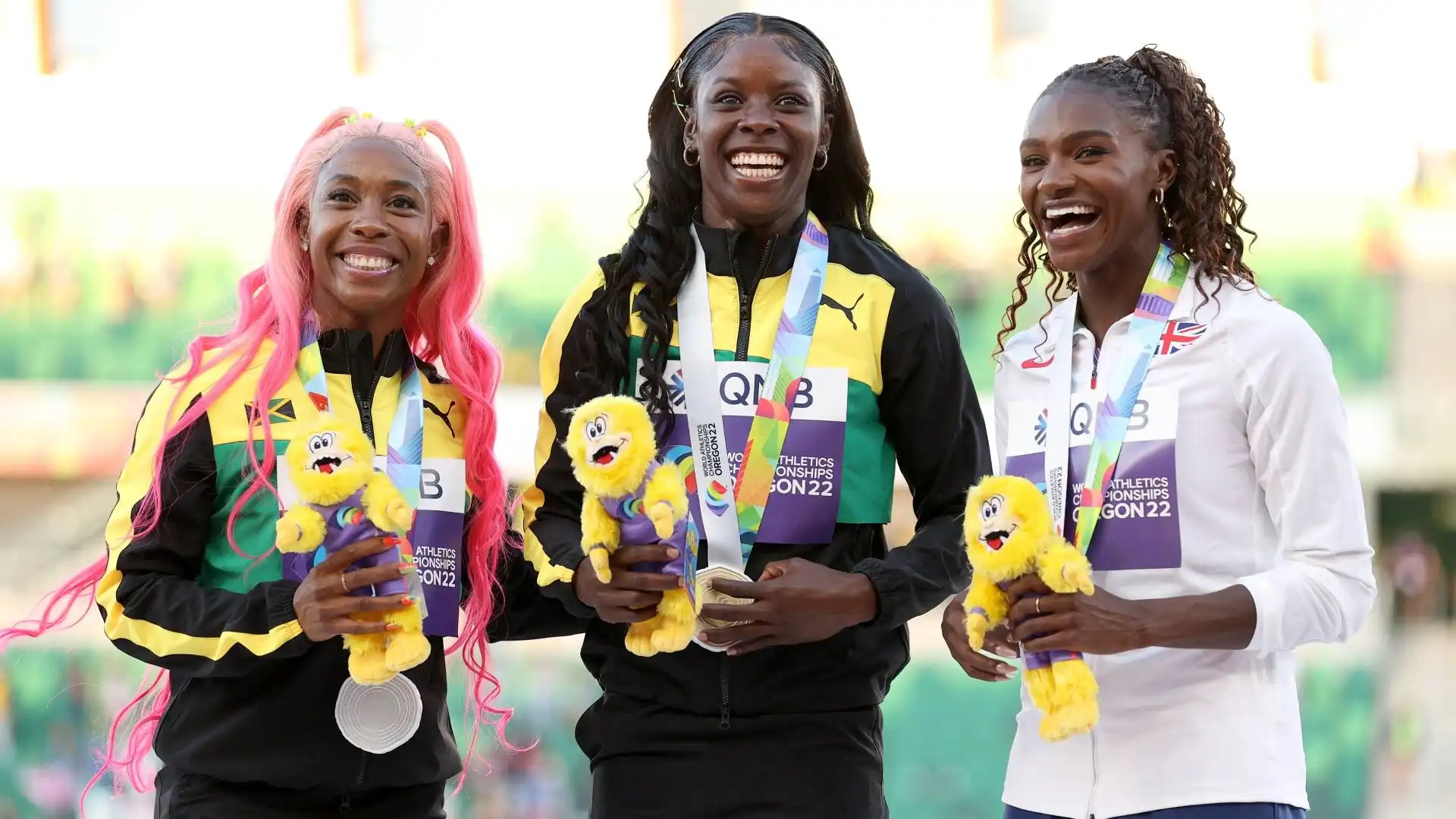 La premiazione, con le altre due atlete giamaicane, che l'hanno preceduta